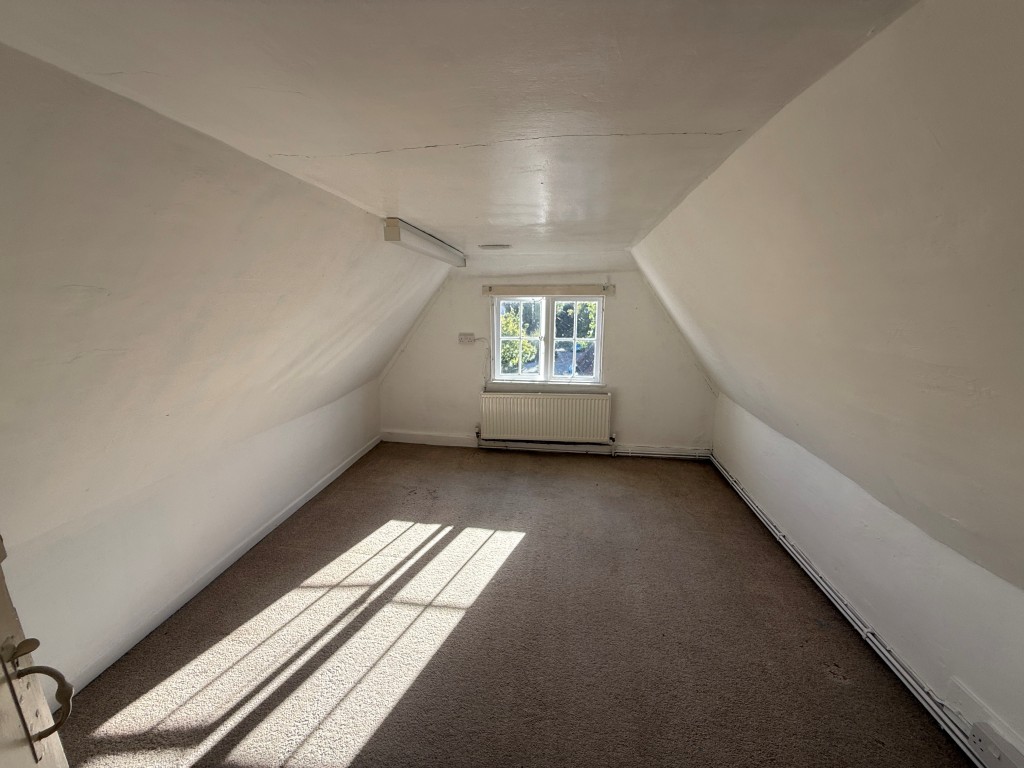 Lot: 86 - PAIR OF SHOPS AND TWO FLATS FOR REFURBISHMENT - Room four